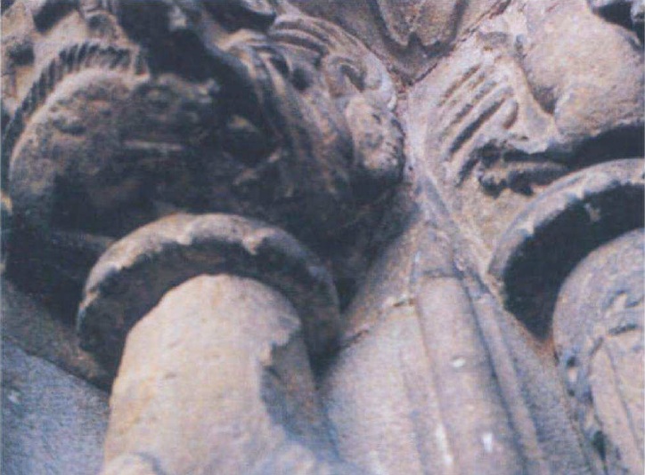 Villaviciosa (Asturias,
                      Spanien): Ein Wandrelief der Kirche "Santa
                      Maria" zeigt einen Eber, der in eine Banane
                      beissen will. Gotische Geschichte