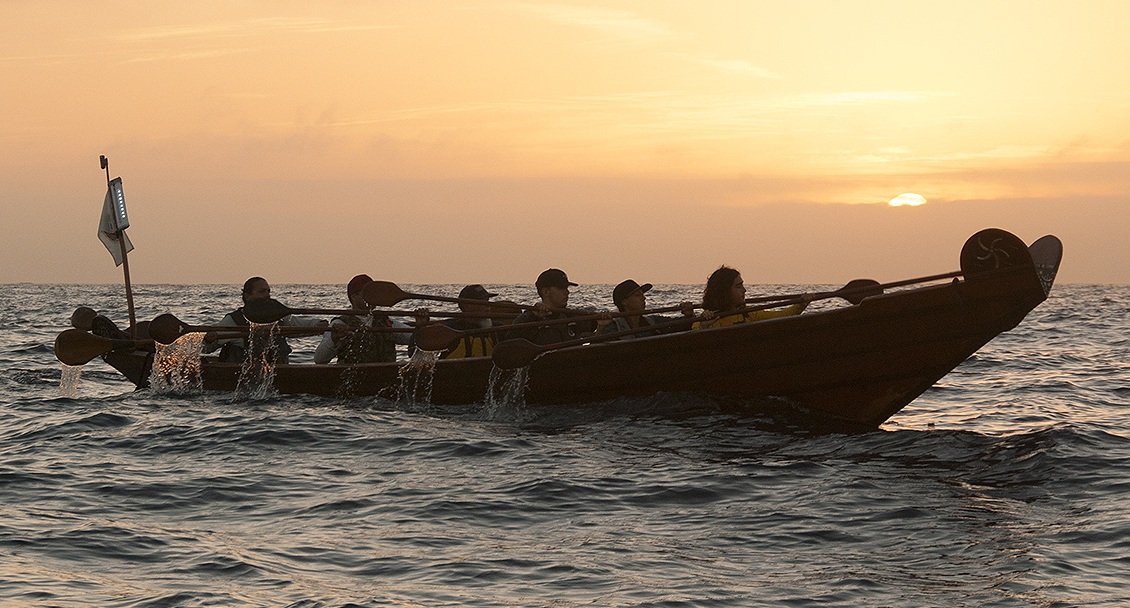 Chumash in Tomol-Kanu rudern auf dem Pazifik