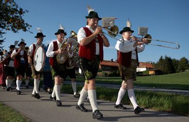 Marschmusik, z.B.
                        aus Helfendorf. Dieses milit�rische Ritual hat
                        seinen Ursprung im arabischen Heer...