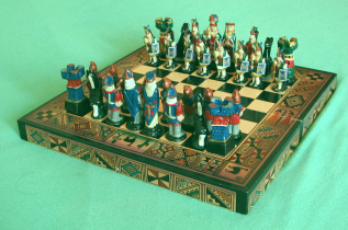 Das Schachspiel
                        kennt zahlreiche Variationen, z.B. in Peru die
                        vereinfachte Aufstellung von Inkas (mit
                        Inka-K�nig, Inka-K�nigin und Lamas statt
                        Pferden) gegen Spanier (mit
                        "christlichem" K�nigspaar und
                        Pferden)