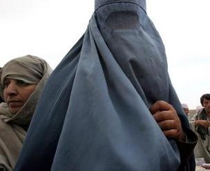Rassismus gegen
                        Frauen im Islam: Burka-Terror gegen Frauen [1],
                        die sich vermummen m�ssen.