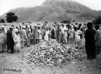 Eine Steinigung in
                      Pakistan. Wenn Minarette in der Schweiz erlaubt
                      werden, dann ist diese Praxis nicht mehr weit,
                      denn es braucht dann nur eine islamische
                      "Organisation", die dann die Moscheen
                      und die Minarette "�bernimmt". Der
                      Vergleich mit dem Nazitum ist also richtig.