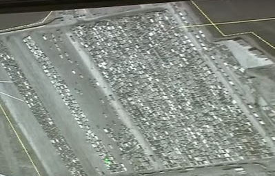 Öl-Tanklastwagen des IS im Irak
klauen Öl, für die NATO unsichtbar Öl-Tanklastwagen des IS im Irak klauen
Öl, für die NATO unsichtbar