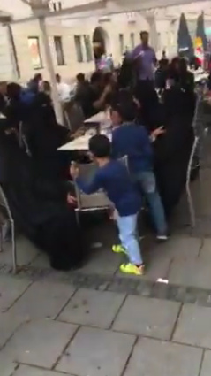 Burka (Gurka) in
                            M�nchen Innenstadt, August 2017 02