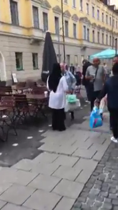 Schwarzer
                            Schleier in M�nchen Innenstadt, August 2017