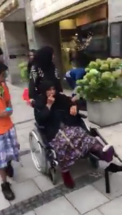 Burka (Gurka) in
                            M�nchen Innenstadt, August 2017 01