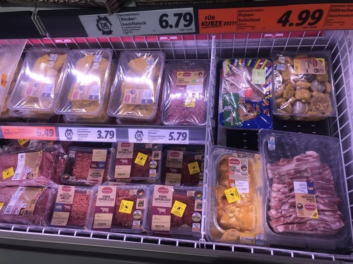 Verdacht Islam-Terror im 4R am 7.6.2025:
Fleisch im Lidl klauen - ausser Schweinefleisch
natürlich Verdacht Islam-Terror im 4R am
7.6.2025: Fleisch im Lidl klauen - ausser
Schweinefleisch natürlich