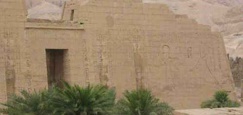 Inscription in the temple wall of the
                        temple of Ramses III in Medinet Habu, middle and
                        right side of the wall