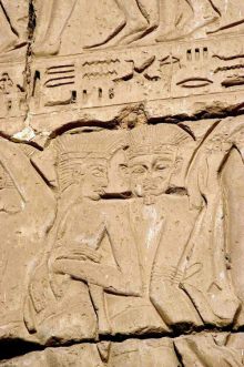 Seev�lker mit Federn auf dem Kopf.
                        Darstellung im Tempel in Medinet Habu, erbaut
                        unter Ramses III.