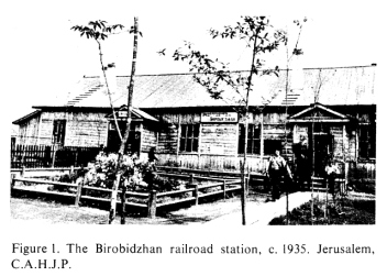 Encyclopaedia Judaica (1971): Birobidzhan, Band
                  4, Kolonne 1046: Der Bahnhof von Birobidschan 1935
                  ca., ein einfacher Holzbau