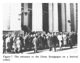 Encyclopaedia Judaica (1971): Moscow,
                          vol. 12, col. 366. The entrance to the Great
                          Synagogue on a festival (1965)