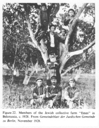 Encyclopaedia Judaica (1971): Russia,
vol. 14, col. 470, farmers of Emes in
Belarus in 1928 approx. Encyclopaedia Judaica (1971): Russia,
vol. 14, col. 470, farmers of Emes in
Belarus in 1928 approx.
