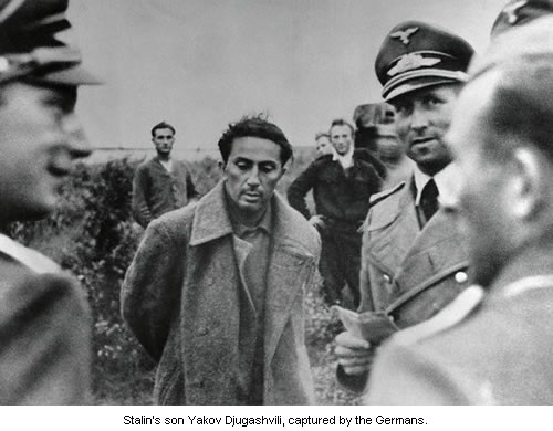 Jakob (Yakov) Stalin,
                            Sohn Stalins, in deutscher
                            Kriegsgefangenschaft in Dachau, 1943