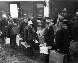 Grenzbahnhof Herleshausen, Entlassene
                            im Jahre 1955 beim Umsteigen