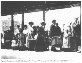 Encyclopaedia Judaica (1971): "USA",
                  vol. 15, col. 1609-1610: Immigrants at the Ellis
                  Island depot, New York, c. 1907. Courtesy United Press
                  International (U.P.I.), New York