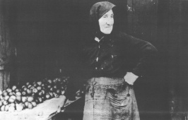 Encyclopaedia Judaica (1971): Poland, vol. 13,
                  col. 743-744. [[Jewish women at a market place selling
                  apples]]. Jewish type in Poland between World War I
                  and World War II. Courtesy YIVO, New York