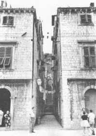 The narrow alleyway in Dubrovnik still named
                  Jews' Street. It contains a synagogue, one of the
                  oldest in Europe, established in 1352. Courtesy Z.
                  Efron, En-Harod.