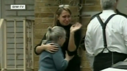 Die Enkelkinder von
                      Demjanjuk - hier beim Abschied in den
                      "USA" - beteuern, ihr Opa habe nie
                      jemanden in den Tod geschickt [28]. Hat Herr
                      Friedman jemals an diese Familie gedacht, als er
                      seine Artikel bei der BILD-Zeitung schrieb?