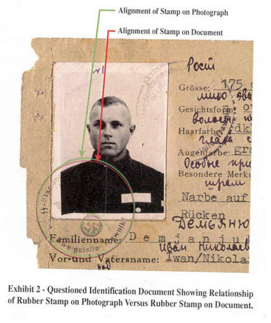 Der
                      Dienstausweis, Foto, wo die falschen Stempellinien
                      aufgezeigt sind [21]