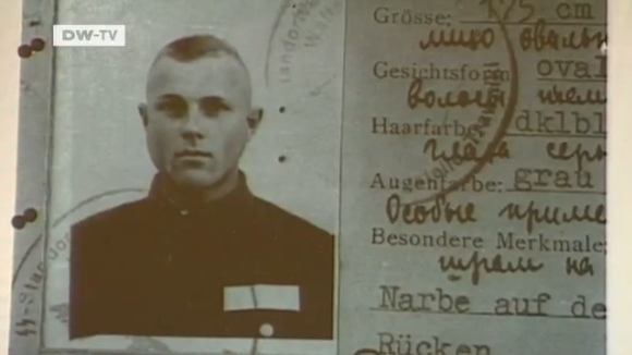 Der angebliche Dienstausweis von Demjanjuk
                      [25], die untere Stempellinie auf dem Foto stimmt
                      nicht mit der fortgesetzten Stempellinie auf dem
                      Papier �berein, Grossaufnahme