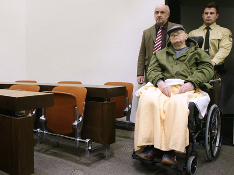 Demjanjuk im Rollstuhl, auf Kosten
              der deutschen Steuerzahler... [3]