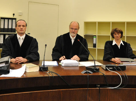 Richter Ralph Alt
                      (Mitte) und seine beiden Beisitzer (links und
                      rechts) [13]. Sein Gehalt wird nicht gek�rzt, auch
                      wenn der ganze Prozess f�r die Katz ist, und der
                      Steuerzahler bezahlt all diesen Justizangestellten
                      den vollen Lohn f�r diesen unsinnigen Prozess. Bis
                      heute schl�ft der Steuerzahlerbund und reklamiert
                      nicht... [2]