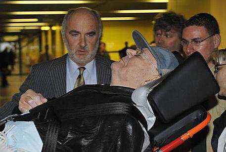 Demjanjuk wird nach
                      dem ersten Prozesstag auf einer Bahre weggetragen
                      [14]. Auch dieser "Service" kostet
                      wieder den Steuerzahler, und der Steuerzahlerbund
                      protestiert nicht... [2]