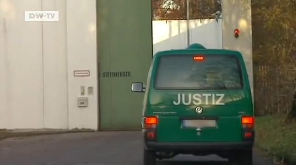 Demjanjuk wird im Gef�ngnis Stadelheim bei
                      M�nchen festgehalten (hier der Eingang
                      Stettinerstrasse) [29], alles auf Kosten des
                      deutschen Steuerzahlers, ohne jeden Beweis...