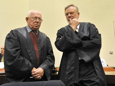 Die Pflichtverteidiger
                      G�nther Maull und Ulrich Busch [10]. Auch diese
                      beiden erhalten ihr Gehalt f�r diesen
                      �berfl�ssigen Prozess vom deutschen Steuerzahler.
                      Wie lange geht denn die Steuergeldverschwendung
                      mit solchen Prozessen noch?