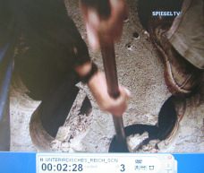 Das gebohrte Loch wird aufgestossen 01