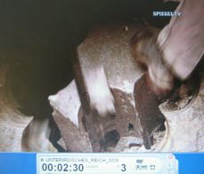 Das gebohrte Loch wird aufgestossen 03