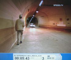 Neckarzimmern: Tunnelw�rter
                Heinz Rabe l�uft auf der Tunnelstrasse
