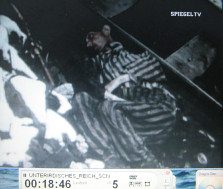 KZ Dachau bei
                          Kriegsende 04: H�ftling am Boden liegend 02