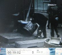 KZ Dachau bei
                          Kriegsende 08: Ein Mann sucht in einer Tonne