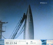 Rakete V2, Raketenspitze mit einem
                          Arbeiter, der die Raketenspitze poliert