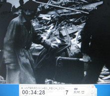 London 1944 05:
                          Ein Toter auf einer Bahre wird weggetragen