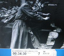 London 1944 07:
                          Ein Toter auf einer Bahre wird zugedeckt 02