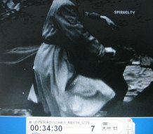 London 1944 08:
                          Ein Toter auf einer Bahre wird zugedeckt 03