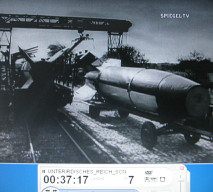 NS-Film: Eine Rakete liegt auf
                          einer Lafette