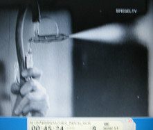 NS-Film
                        "Kampfstoffe" 07, Gas wird in einen
                        Glask�fig gespr�ht