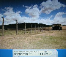 KZ Grossrosen, Zaun 02 mit
                        Haupthaus seitlich