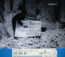 Heimatfront Berlin 08:
                          Schild "Unsere Mauern brechen, unsere
                          Herzen nicht"