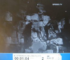 Einleitung: Zwangsarbeiter
                          stossen Tr�mmer 02