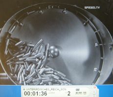 Einleitung: Waffenfabrik in
                          Tunnel 02, Patronen