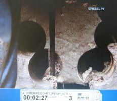 Ein Stemmeisen wird in
                          die gebohrten L�cher gewuchtet