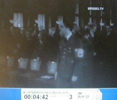 Versammlung der Hitlerf�hrung: Der
                          Sprecher kommt