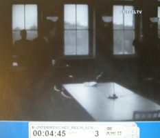 Der Sprecher der
                        Nazif�hrung setzt sich vor der Versammlung hin.