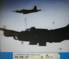 Alliierter Luftangriff auf Schweinfurt
                            02, Bomber lassen Bomben fallen