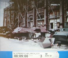 Bombardierte R�stungsindustrie 01:
                              Halle ist besch�digt und im Wiederaufbau