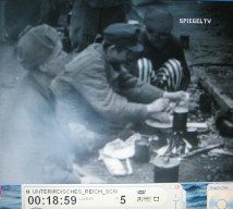 KZ Dachau
                          bei Kriegsende 07: Ein H�ftling l�ffelt seine
                          Suppe